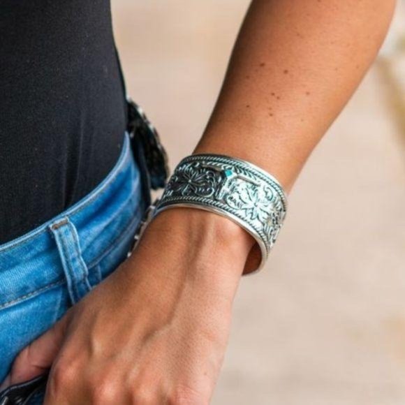 New Vintage Silver “Antique” Cuff with Longhorn - Picture 2 of 6